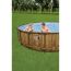 Drei Personen in einem runden Aufstellpool mit Holzoptik.