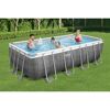 Familie im rechteckigen Aufstellpool von Bestway
