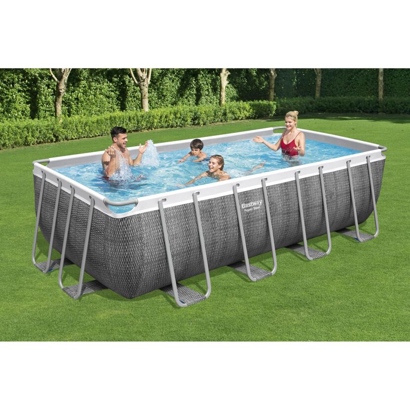 Familie im rechteckigen Aufstellpool von Bestway