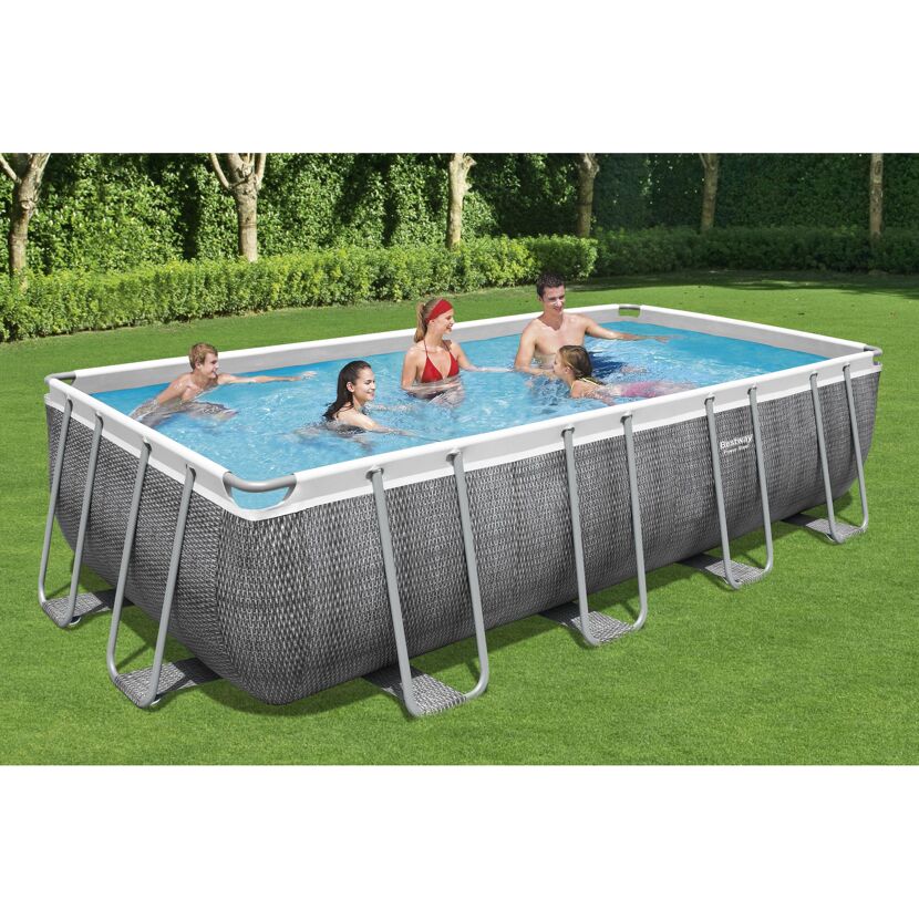 Familie im rechteckigen Aufstellpool