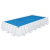 Abgedeckter Pool mit blauer Solar-Poolabdeckung