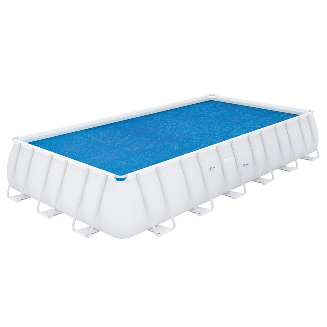 Abgedeckter Pool mit blauer Solar-Poolabdeckung