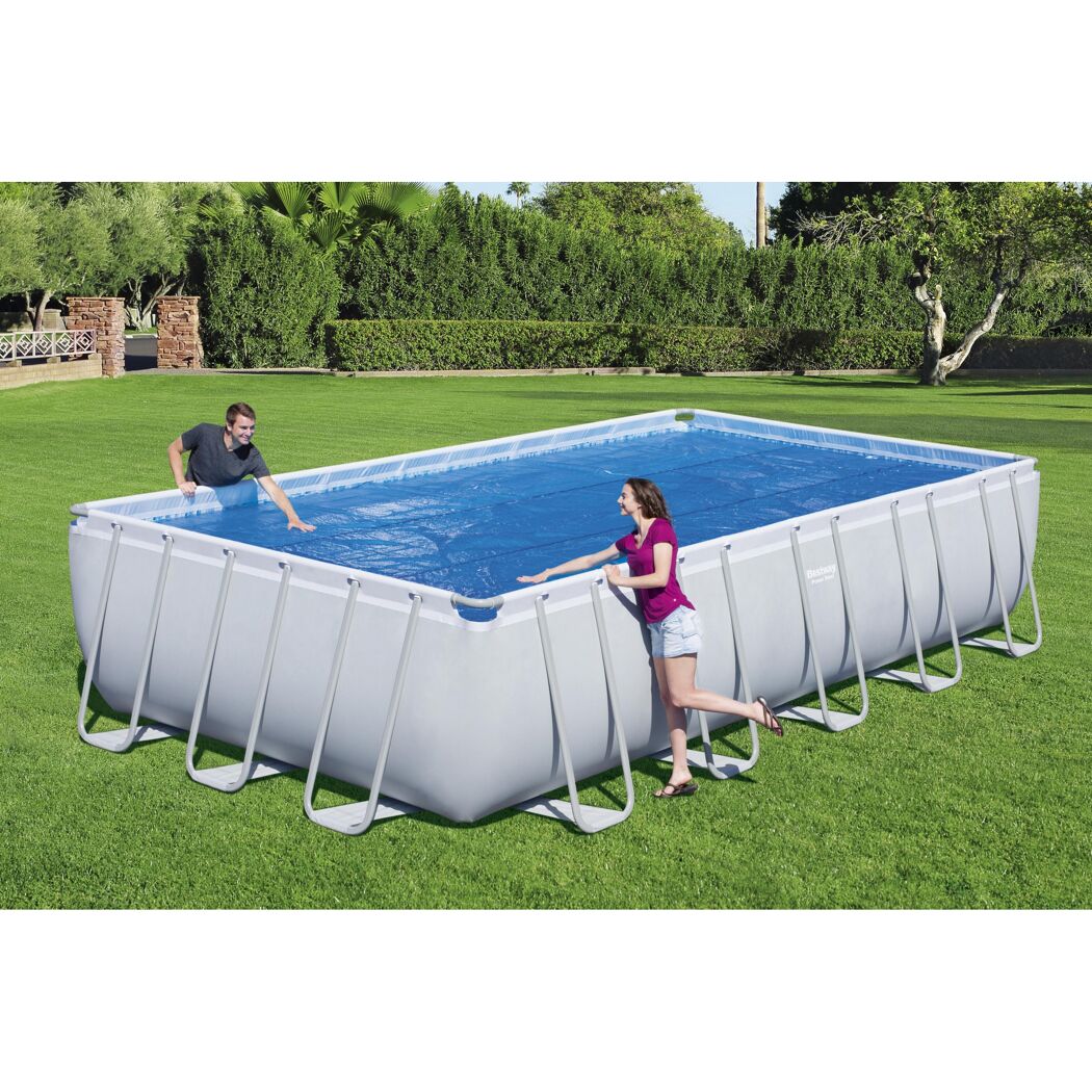 Zwei Personen am rechteckigen Aufstellpool mit Solar-Poolabdeckung