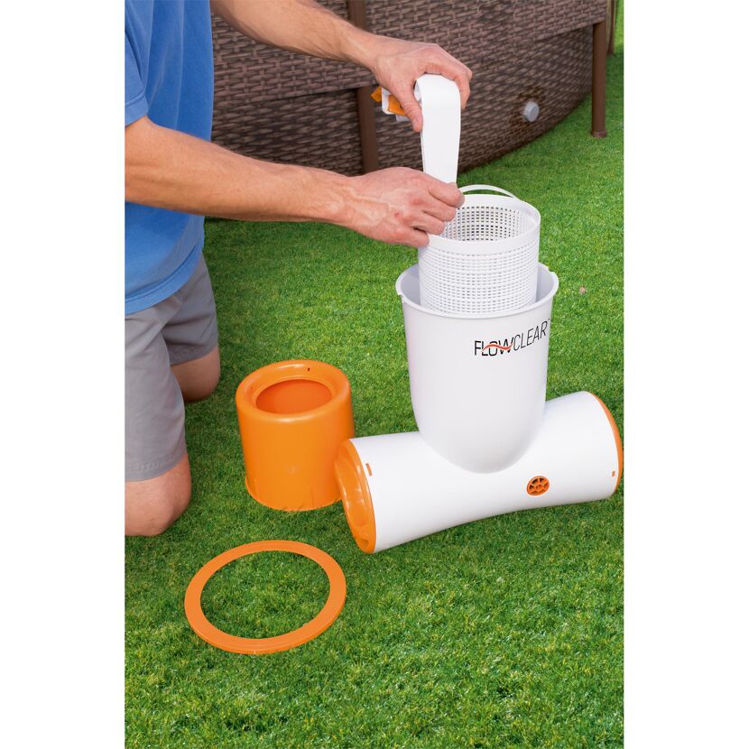 Person montiert einen Flowclear Skimmer.