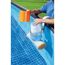 Person reinigt einen Poolskimmer
