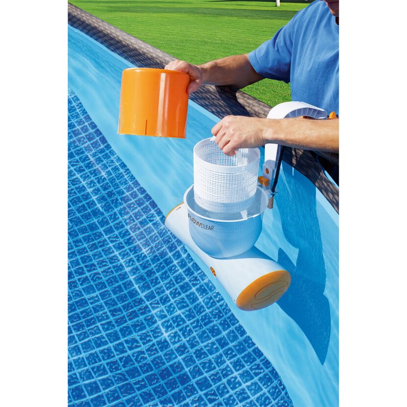 Person reinigt einen Poolskimmer