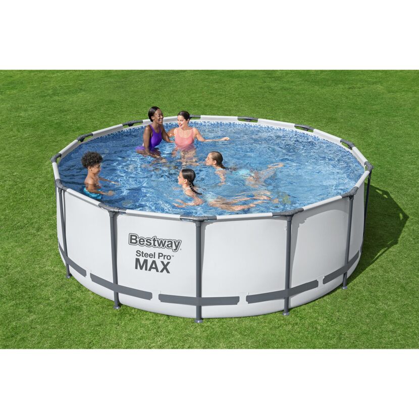Familie im Bestway Steel Pro Max Pool