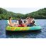 Fünf Personen entspannen auf einer aufblasbaren Hydro-Force™ Sunny Lounge im Wasser.