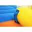 Nahaufnahme eines orangen und blauen aufblasbaren Wasserparks