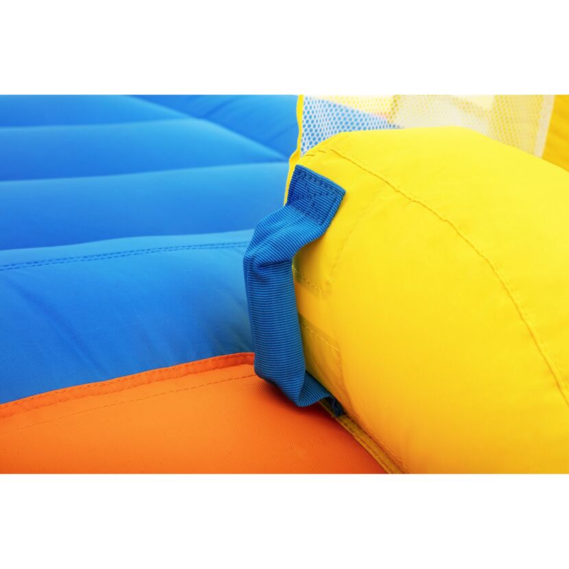 Nahaufnahme eines orangen und blauen aufblasbaren Wasserparks