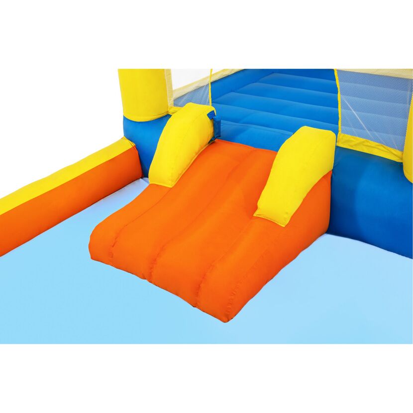 Orangefarbene Rutsche eines aufblasbaren Wasserparks
