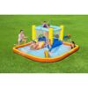 Kinder spielen in einem aufblasbaren Wasserpark.