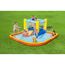 Kinder spielen in einem aufblasbaren Wasserpark.