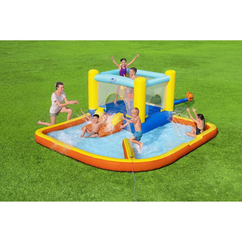 Kinder spielen in einem aufblasbaren Wasserpark.