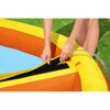 Person beim Aufbau eines Wasserparks