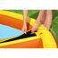 Person beim Aufbau eines Wasserparks