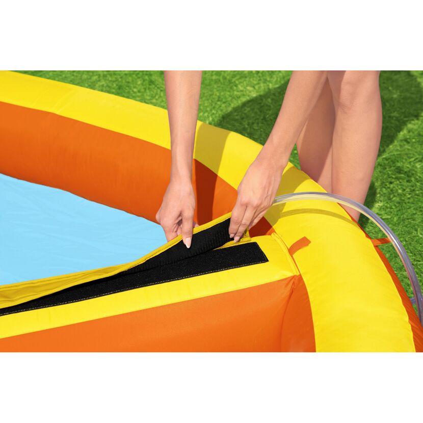 Person beim Aufbau eines Wasserparks