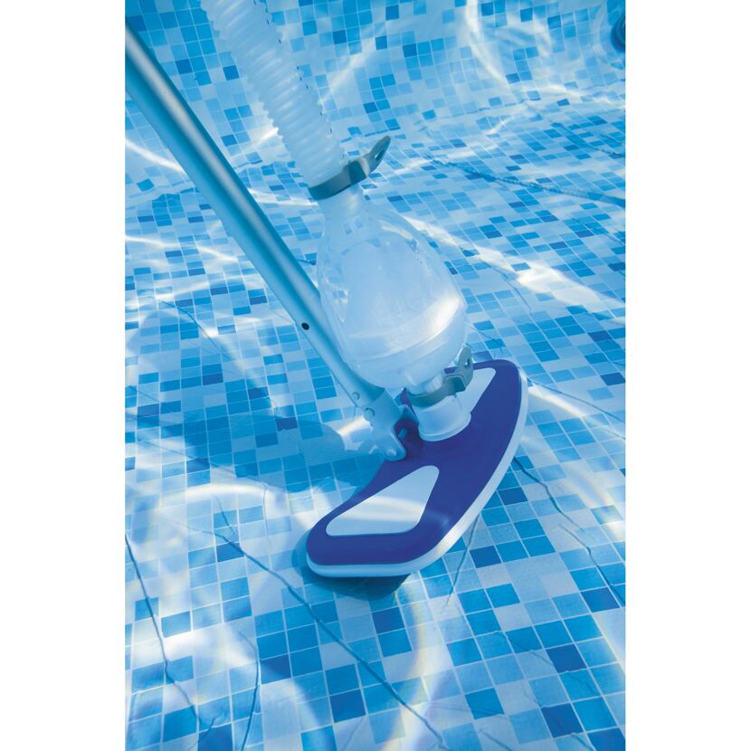 Poolreiniger im Pool