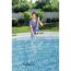 Person reinigt einen Pool mit einem Kescher.
