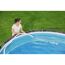 Person reinigt einen Pool mit dem Poolsauger AquaSweeper.