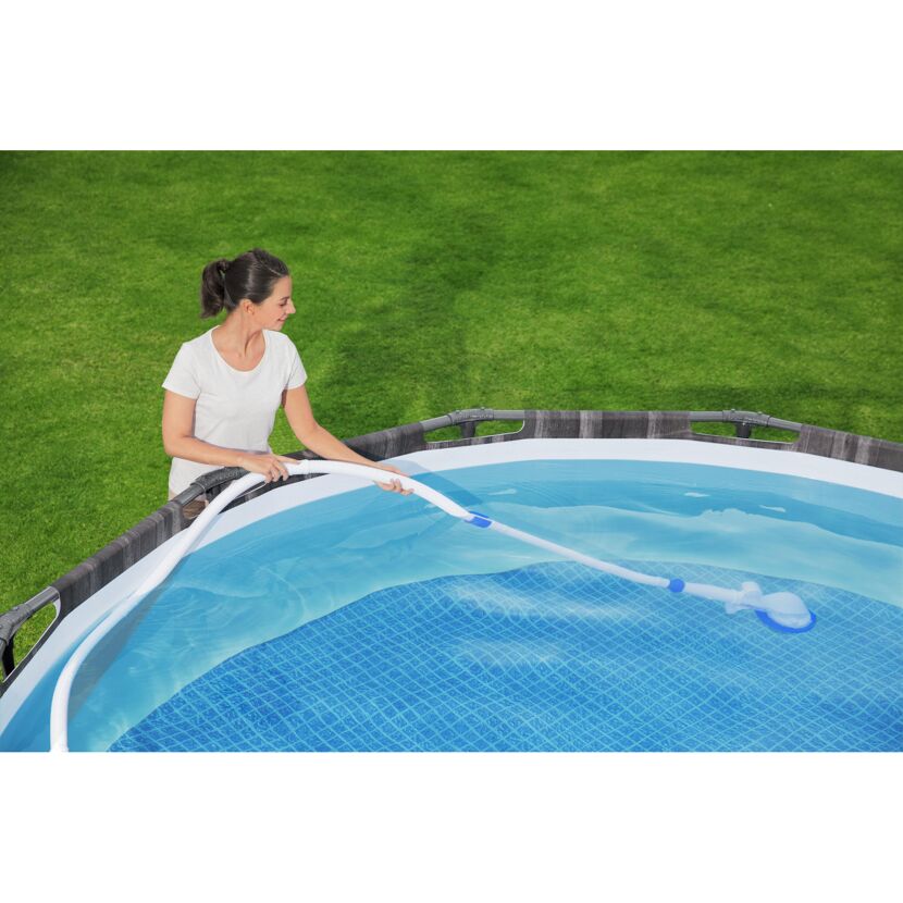 Person reinigt einen Pool mit dem Poolsauger AquaSweeper.