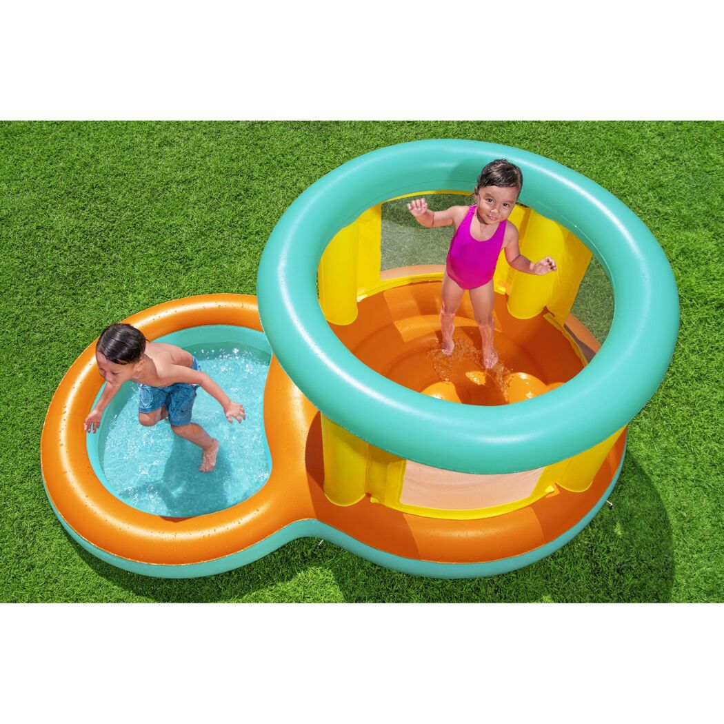 Zwei Kinder spielen in einer aufblasbaren Hüpfburg mit Planschbecken.