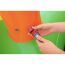 Person beim Aufbauen eines Wasserspielcenters