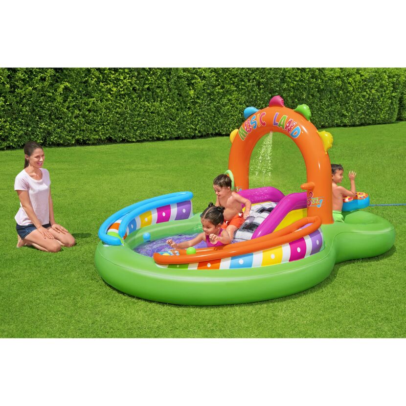 Drei Kinder spielen in einem aufblasbaren Wasserspielcenter.