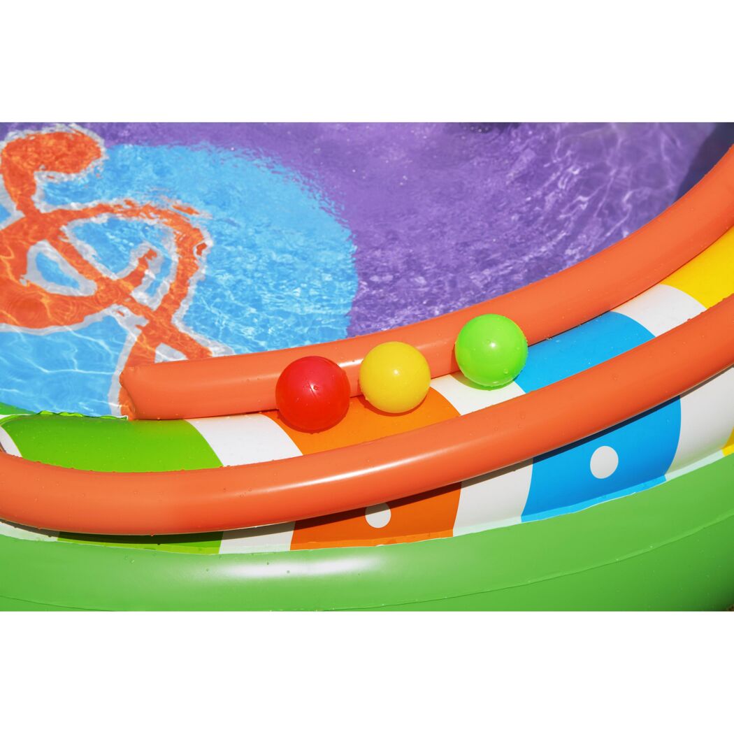 Buntes Wasserspielcenter mit Bällen
