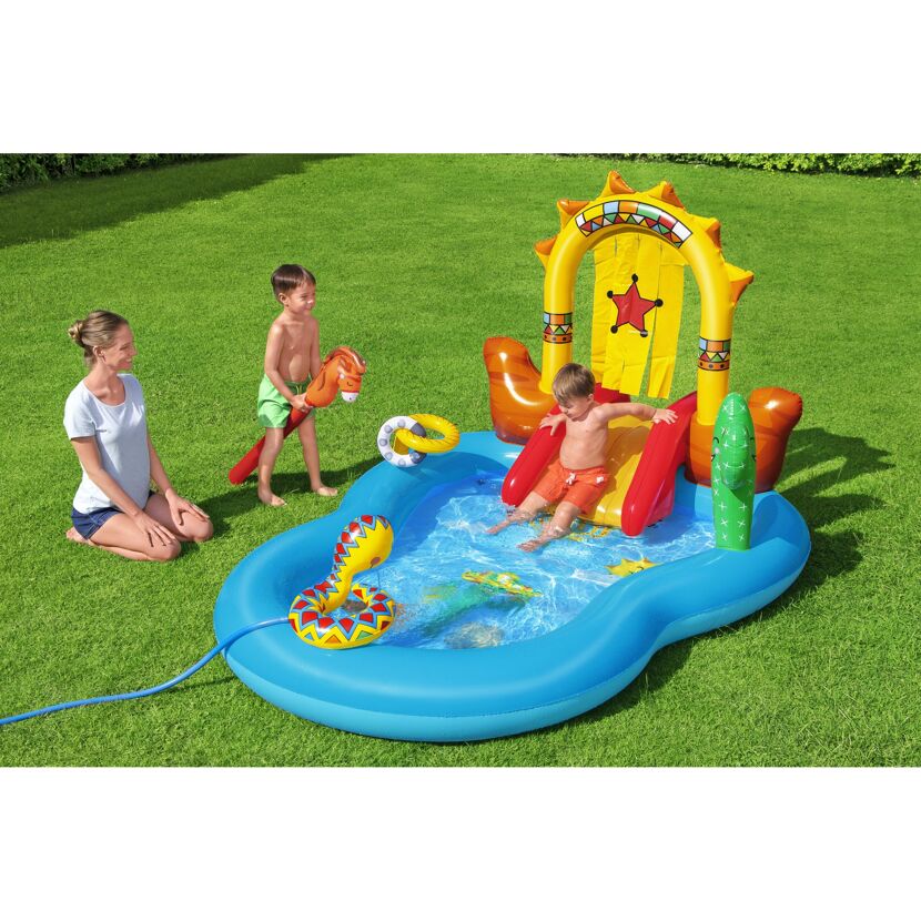 Kinder spielen im aufblasbaren Planschbecken mit Rutsche.