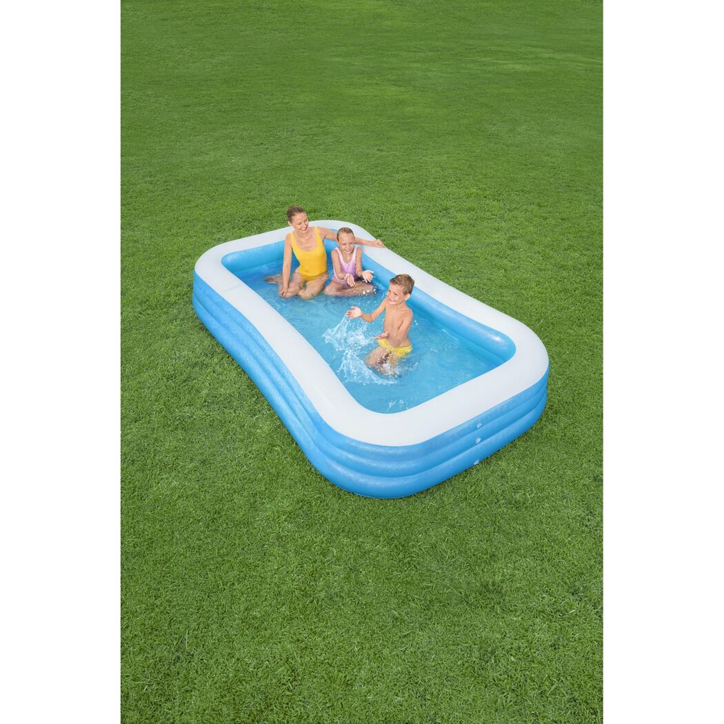 Mutter und zwei Kinder planschen im aufblasbaren Pool.