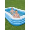Zwei Kinder im aufblasbaren Pool