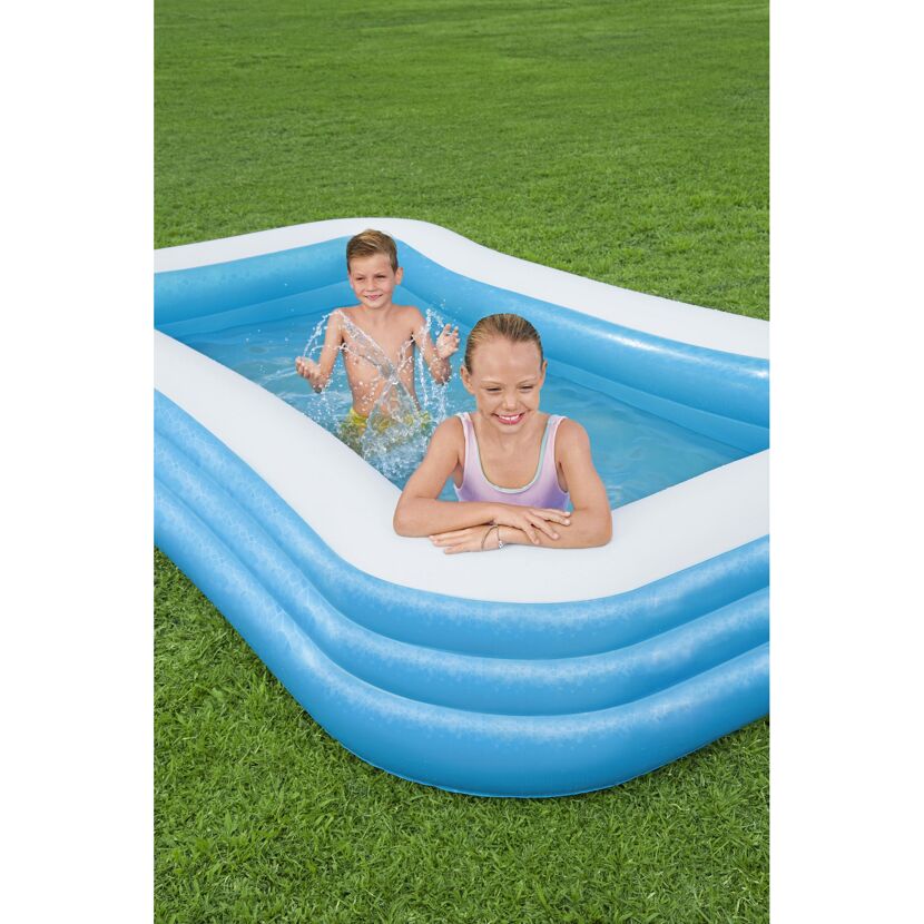 Zwei Kinder im aufblasbaren Pool