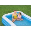 Erwachsene Person und Kind sitzen in einem blauen Familienpool.