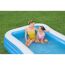 Erwachsene Person und Kind sitzen in einem blauen Familienpool.
