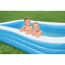 Zwei Kinder in einem blauen Familienpool