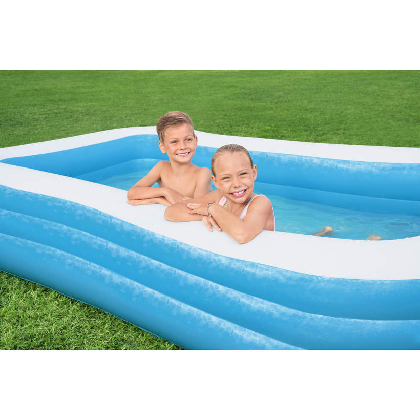 Zwei Kinder in einem blauen Familienpool