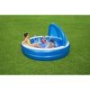 Eine Person und zwei Kinder planschen in einem blauen Family Pool mit Sonnenschutz.