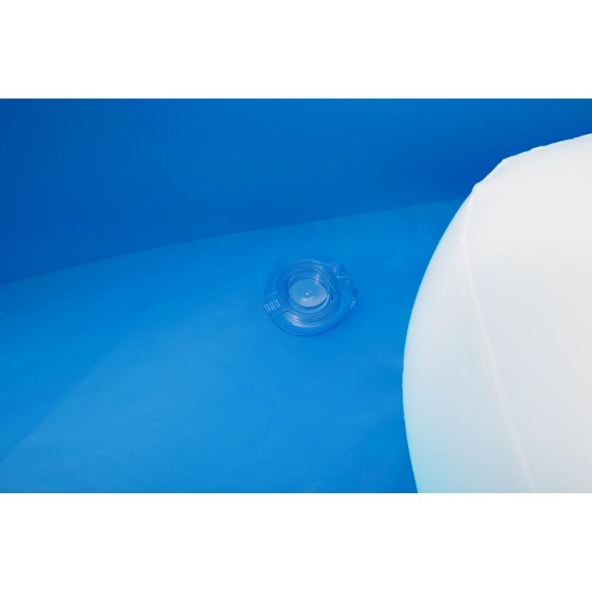 Ablassventil im blauen Pool