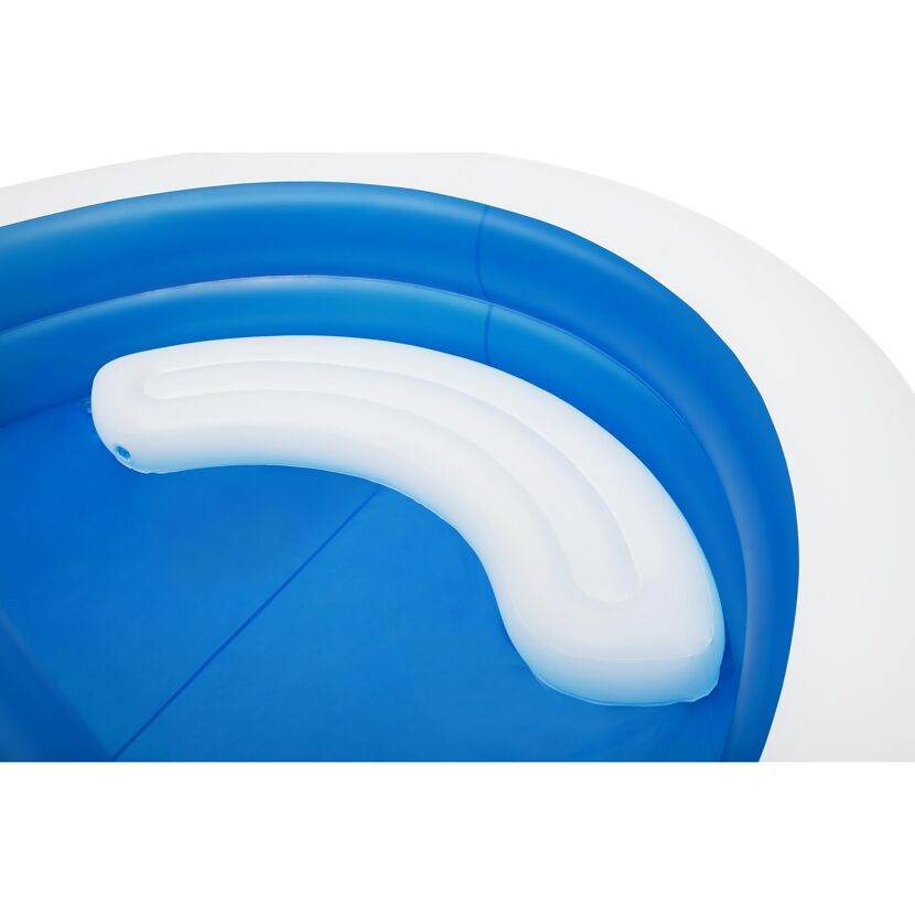Blauer Pool mit weißer Sitzfläche
