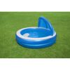 Blauer Family Pool mit Sonnenschutz auf Rasen.