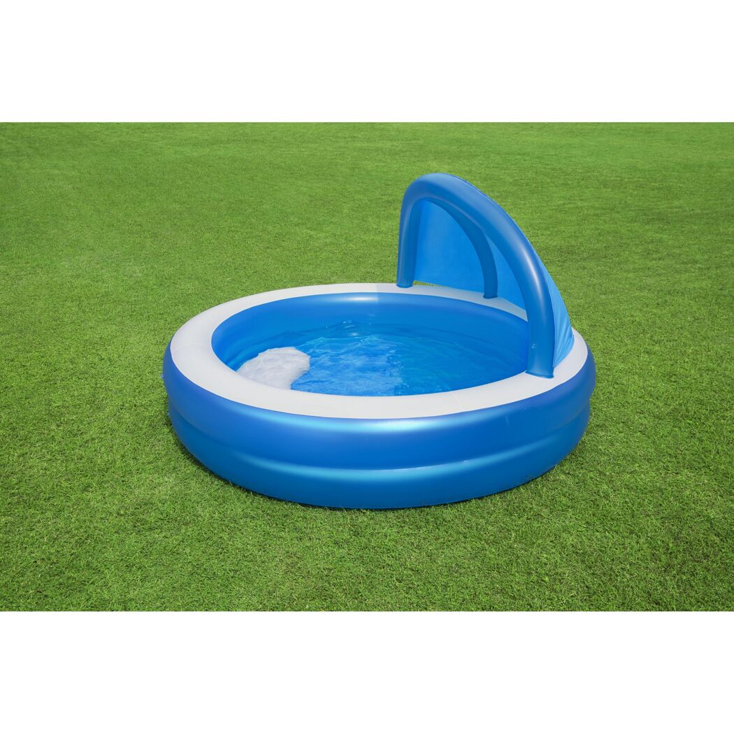 Blauer Family Pool mit Sonnenschutz auf Rasen.