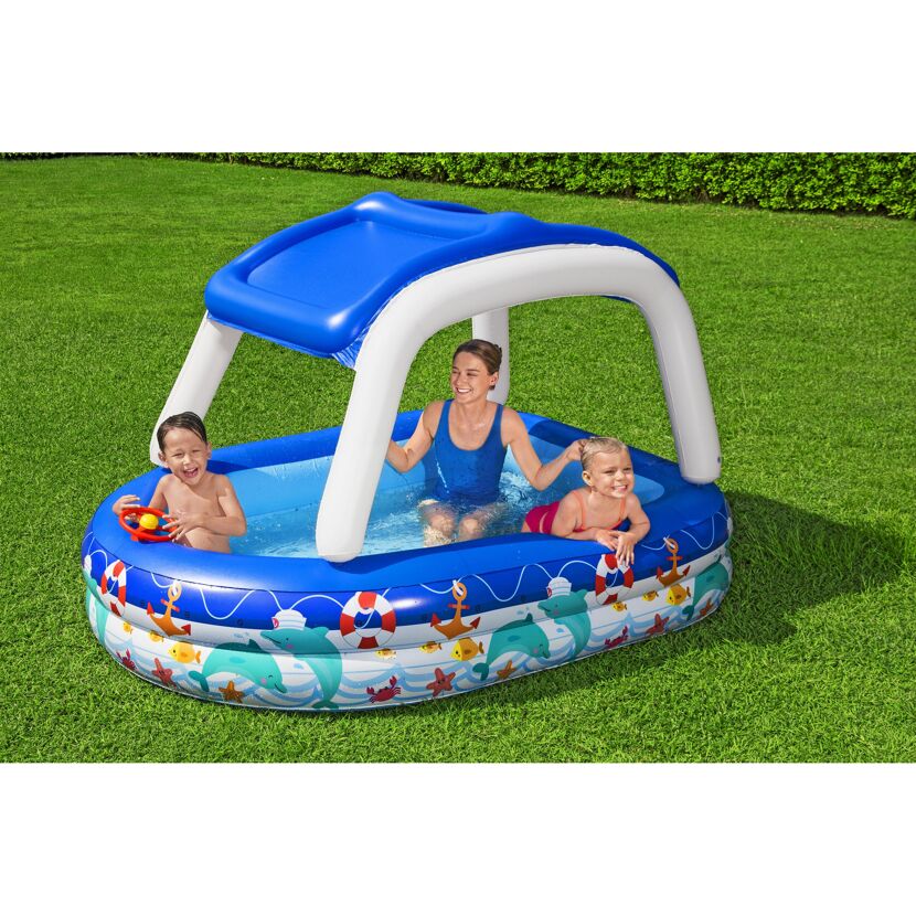 Drei Kinder planschen im Family Pool.