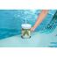 Person hält einen Becher mit Strohhalm auf einer Poolliege