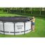 Person deckt einen Bestway Steel Pro Max Pool ab.