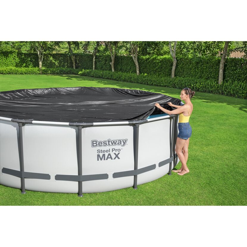 Person deckt einen Bestway Steel Pro Max Pool ab.