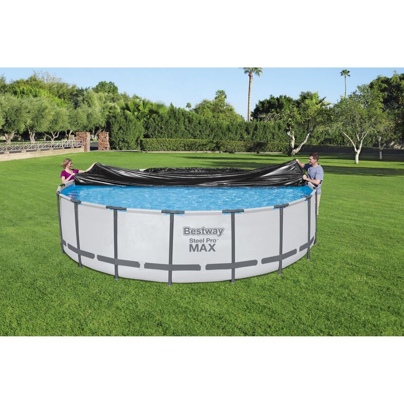 Zwei Personen decken einen runden Pool mit einer schwarzen Plane ab.
