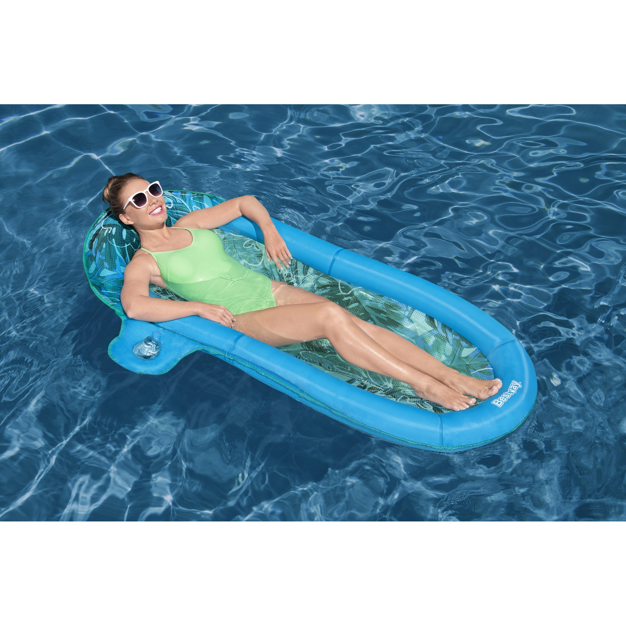 Person entspannt auf einer aufblasbaren Poolliege im Wasser.