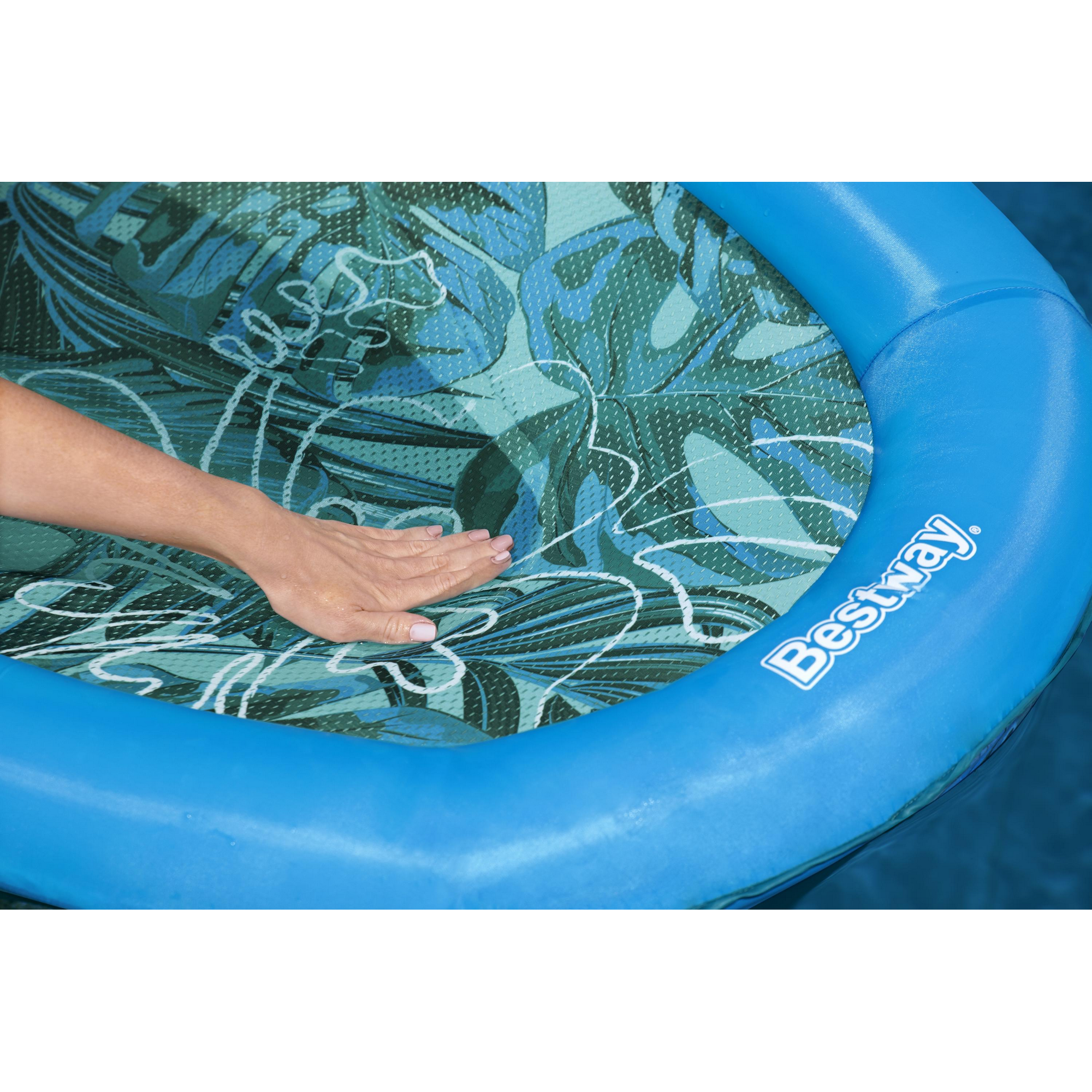 Hand auf einer blauen Bestway Poolmatte mit grünem Blattmuster
