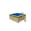 Quadratischer, blauer Pool mit Holzumrandung und Leiter.